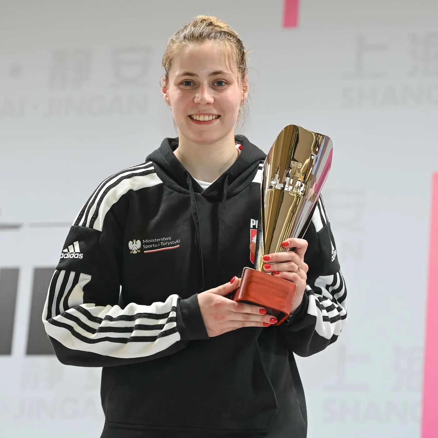 Julia Walczyk-Klimaszyk z trofeum Pucharu Świata w Szanghaju